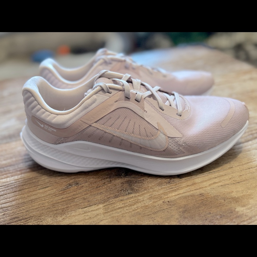Nike Quest Running shoe pale pink size 9